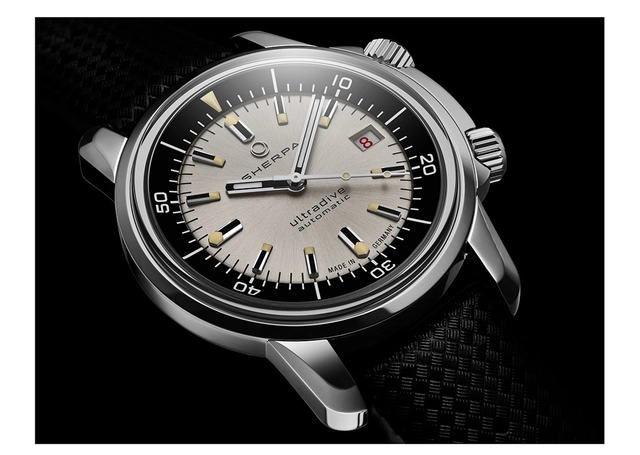 Sherpa Ultradive Moon Tuxedo_Dial with black rubber