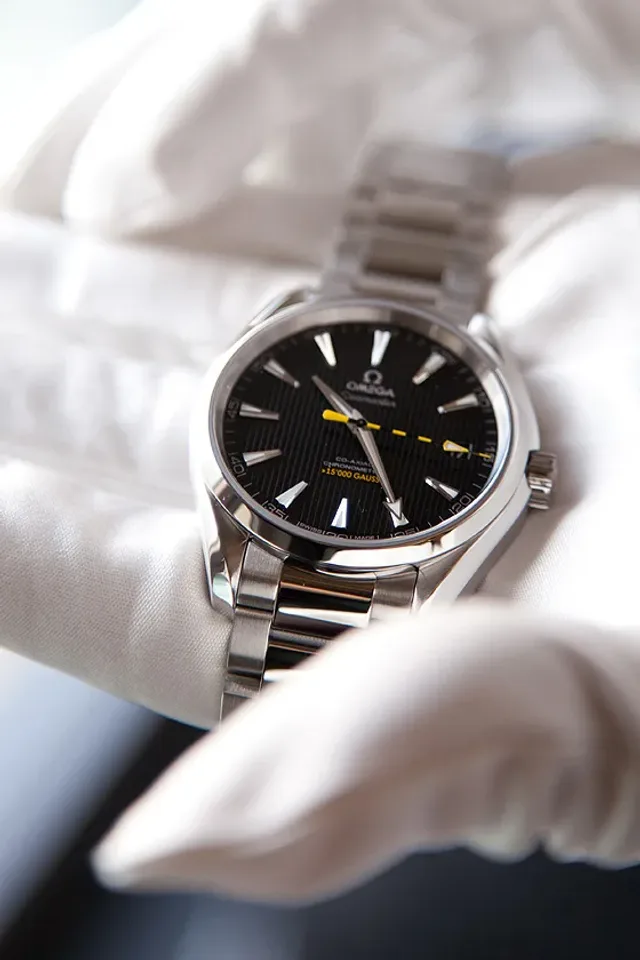 Omega Seamaster 15,000 Gauss_glove