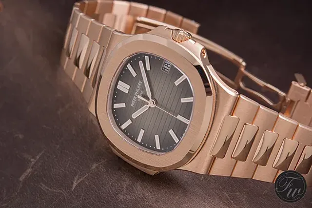 Patek Philippe Nautilus Ref. 5711 - Gold - tilted_560