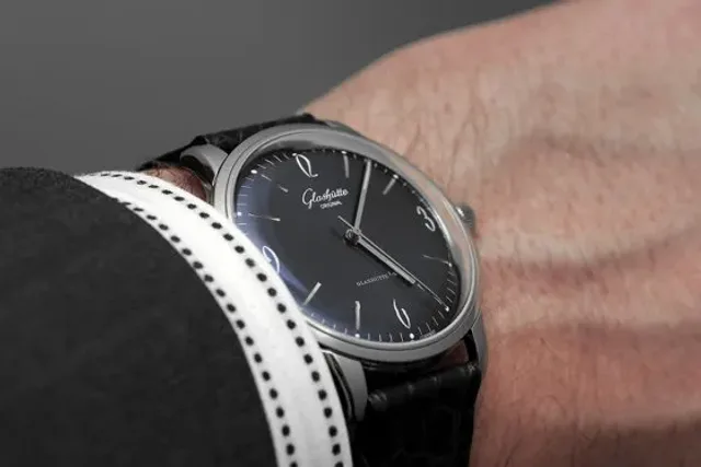Glashutte-Senator-Sixties-wristshot-560