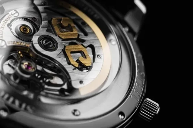 Sixties-movement-caseback