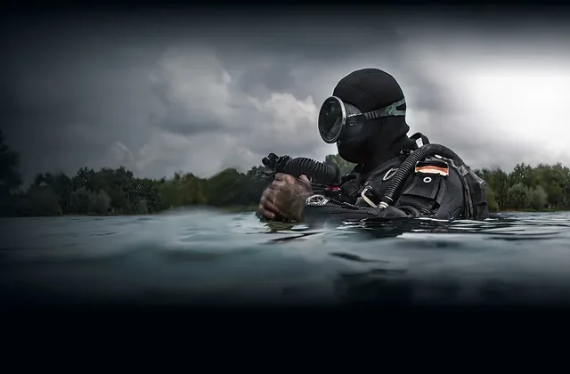 Honer preparing for dive