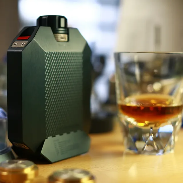 Urwerk Macallan Flask - lifestyle