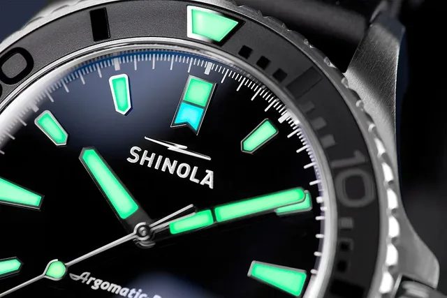 Shinola Lake Erie Monster - dial CU - lume