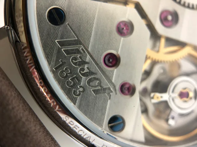 Close-up on the movement of the Tissot Heritage Antimagnetique Heritage 2018.