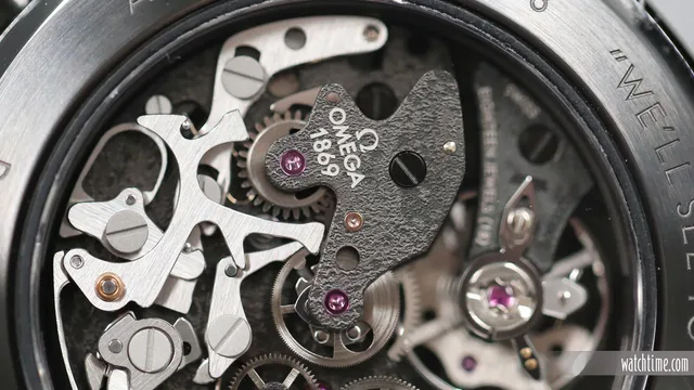 Omega Speedmaster Dark Side of the Moon Apollo 8 - movement CU