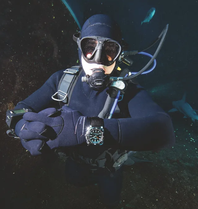 Plongeur professionnel équipé d’une montre Bell &amp; Ross BR03-92 Diver