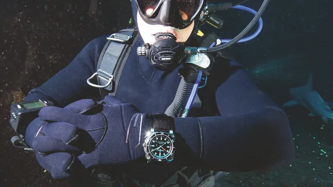 Plongeur professionnel équipé d’une montre Bell &amp; Ross BR03-92 Diver