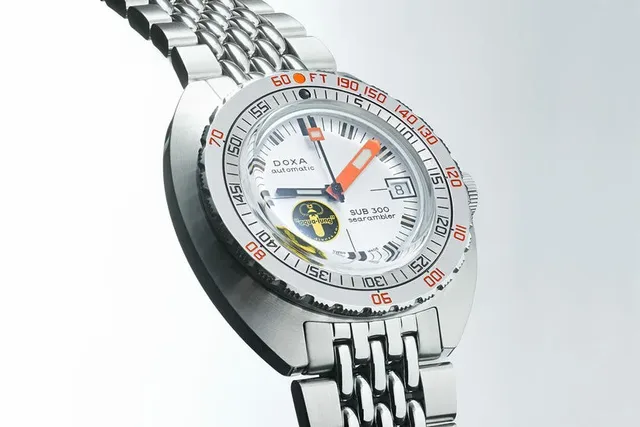 Doxa SUB 300 Silver Lung - angle