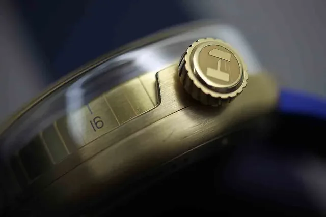 HYT H0 Gold Blue Fluid - crown