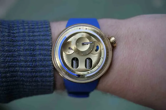 HYT H0 Gold Blue Liquid - wrist