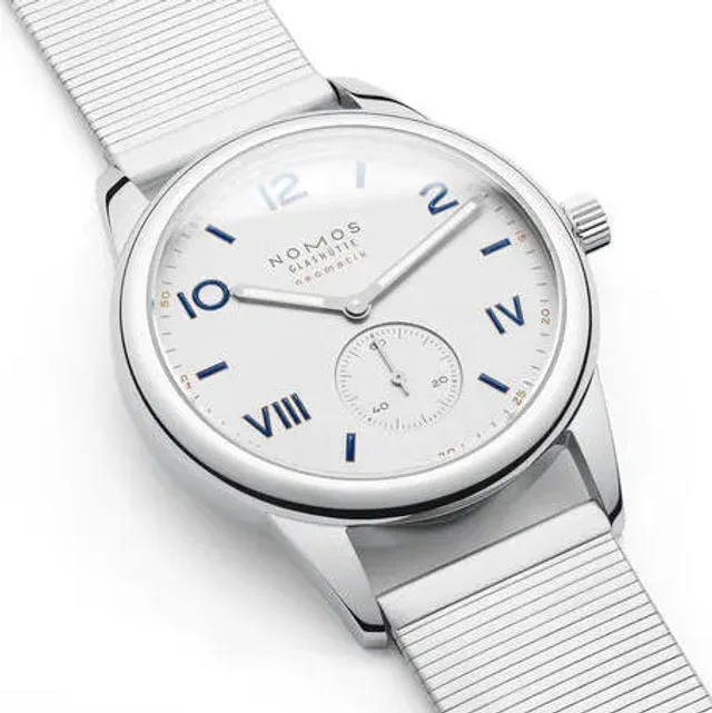 04_NOMOS_Glashuette_Club_Campus_neomatik_39_with_bracelet_detail_dial_1