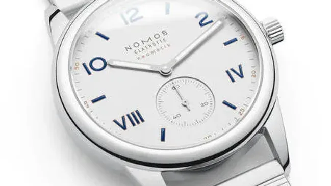 04_NOMOS_Glashuette_Club_Campus_neomatik_39_with_bracelet_detail_dial_1