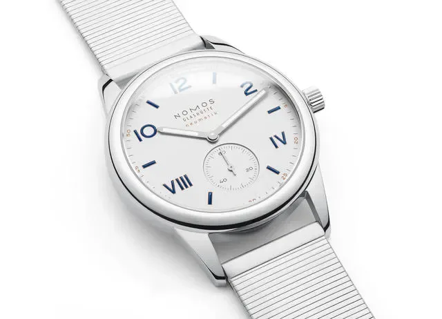 04_NOMOS_Glashuette_Club_Campus_neomatik_39_with_bracelet_detail_dial_1
