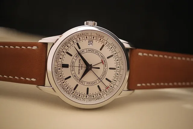 Patek Philippe Calatrava Ref. 5212-001 - side