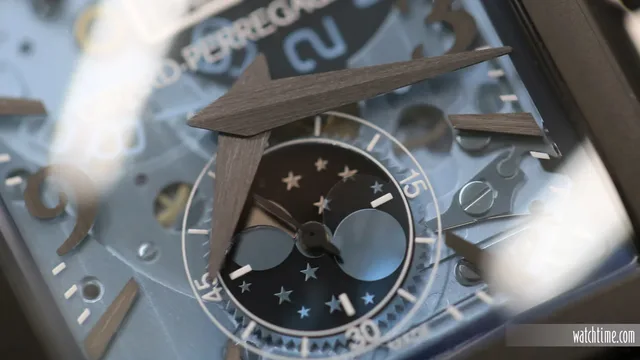Girard-Perregaux Vintage 1945 Earth to Sky - Hands