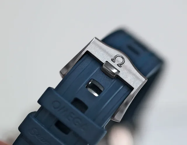 Omega Seamaster Professional 300M - buckle