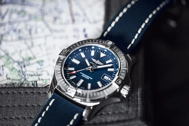 Breitling Avenger Automatic 43 - flat