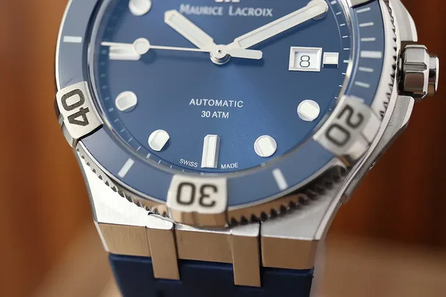 Maurice Lacroix Aikon Venturer - bezel