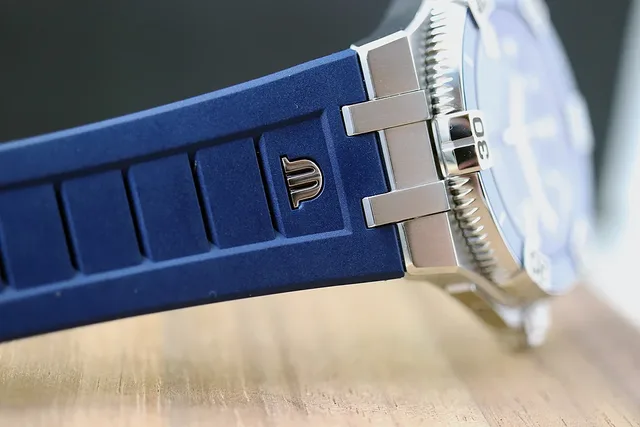 Maurice Lacroix Aikon Venturer - lugs