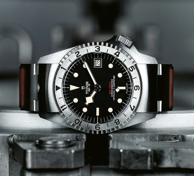 Tudor_BlackBay_P01_reclining_1000