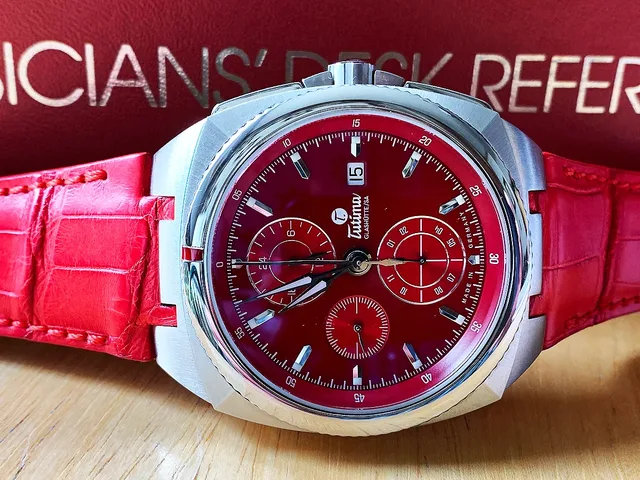 TutimaSaxon_One_Red_reclining_1_1000