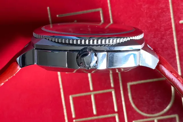 Tutima_Saxon_One_Red_side_1000