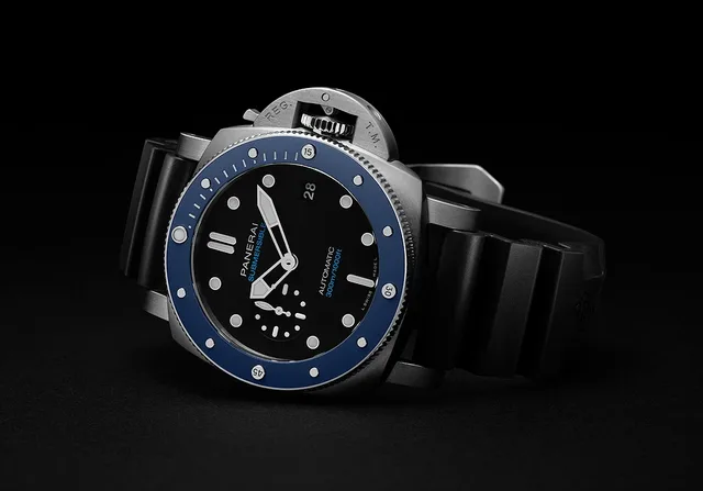 Panerai Submersible_Azzuro_reclinining_1000