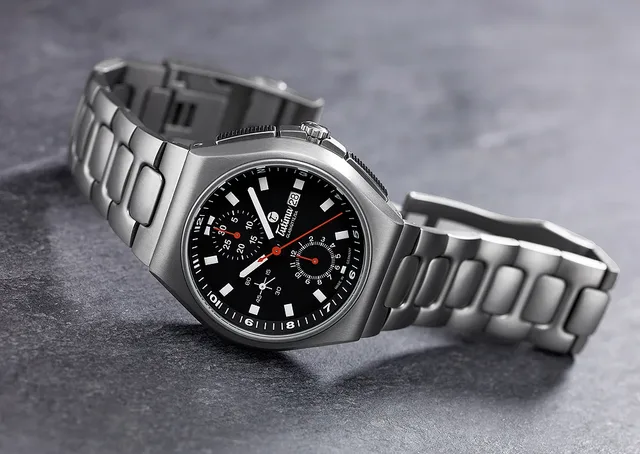 Tutima_Coastline_Chronograph_bracelet_reclining_1000