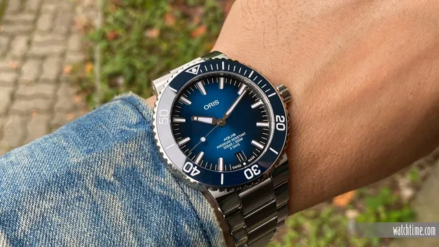 Oris_Aquis_Date_Cal_400_Wrist_ZRH_2020