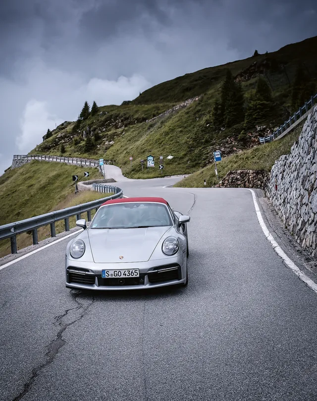 Porsche_911_winding_road_1000