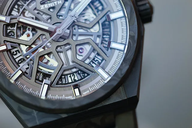 Zenith_Defy_Classic_Carbon_dialCU_1000