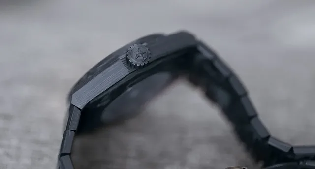 Zenith_Defy_Classic_Carbon_side_1000