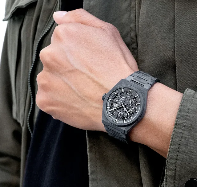 Zenith_Defy_Classic_Carbon_wrist_1000