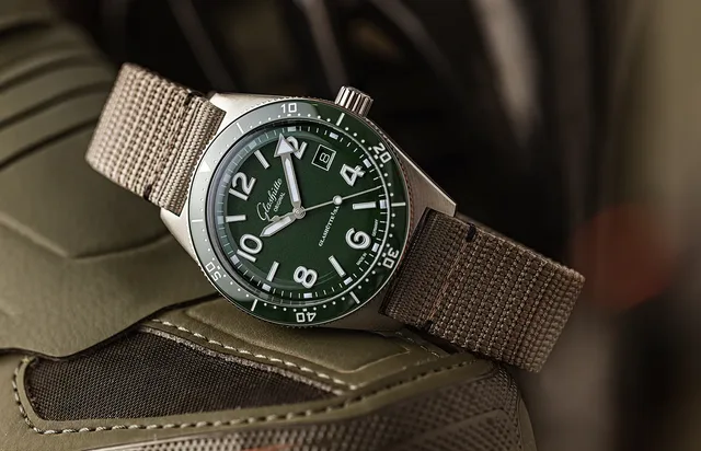 Glashuette-Original_SeaQ_Reed_Green_reclining-canvas_1000