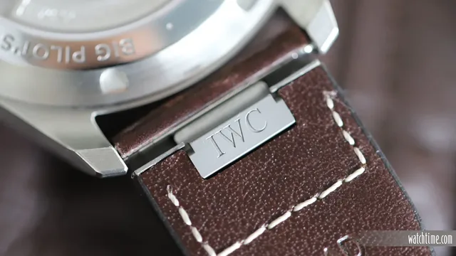 IWC_Big_Pilot_43_Hands_On_Black_Strap_Change_2021