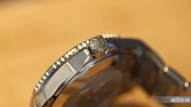 TAG_Heuer_Aquaracer_SS_Blue_Hands_On_Crown_2021