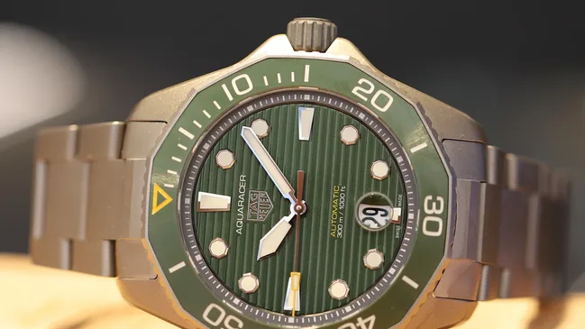 TAG_Heuer_Aquaracer_Ti_Green_Hands_On_Featured_2021
