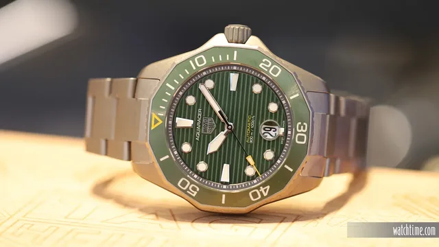 TAG_Heuer_Aquaracer_Ti_Green_Hands_On_Frontal_2021