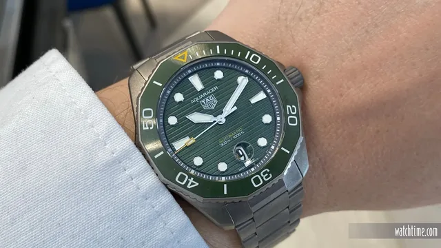 TAG_Heuer_Aquaracer_Ti_Green_Hands_On_Wristshot_2021