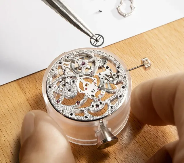 Piaget_Polo_Skeleton-movement-diamonds_1000