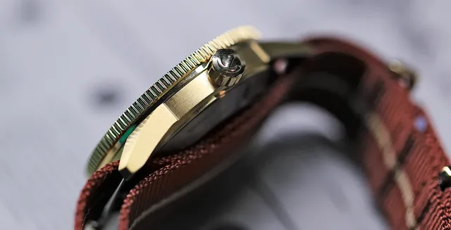Rado_CaptainCook_Burgundy_Bronze_side_1000