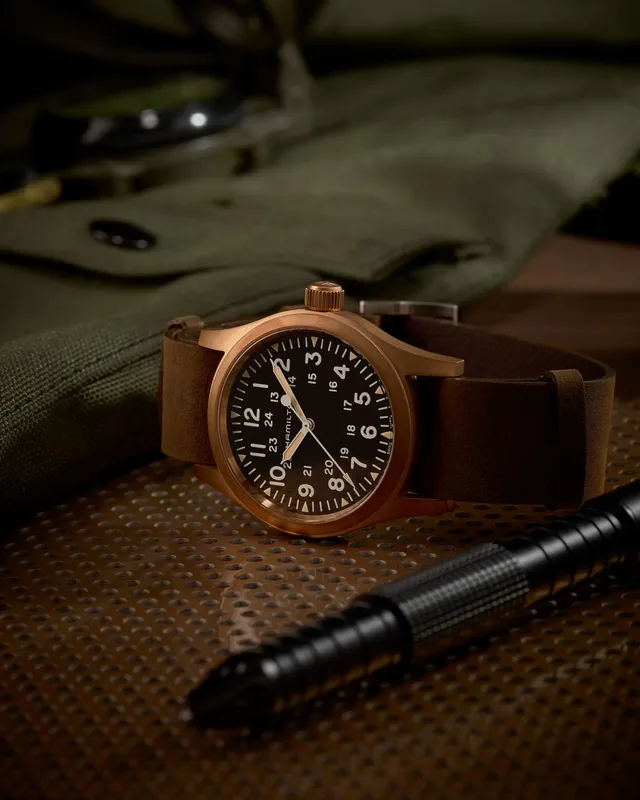 Khaki_Field_Mechanical_Bronze_H69459530_Lifestyle_2_Digital_Resolution___JPEG___72_DPI_11001
