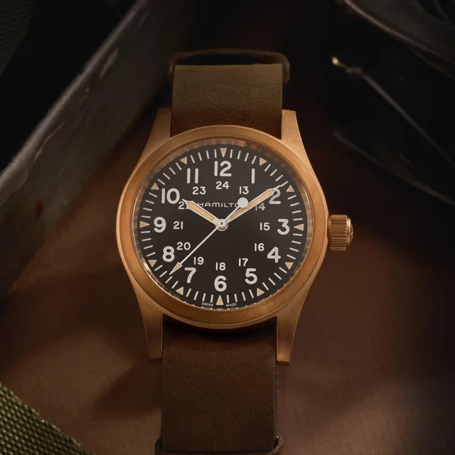Khaki_Field_Mechanical_Bronze_H69459530_Lifestyle_3_Digital_Resolution___JPEG___72_DPI_10998