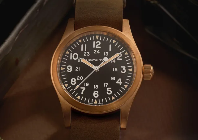 Khaki_Field_Mechanical_Bronze_H69459530_Lifestyle_3_Digital_Resolution___JPEG___72_DPI_10998