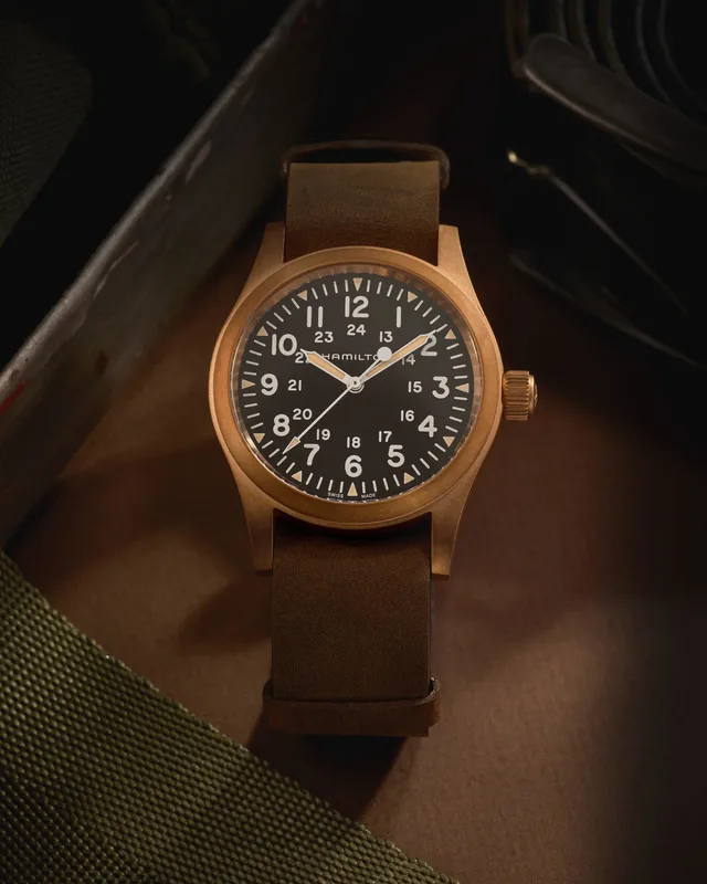 Khaki_Field_Mechanical_Bronze_H69459530_Lifestyle_3_Digital_Resolution___JPEG___72_DPI_10998