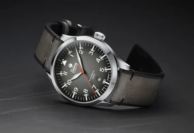 Tutima_Flieger_slate-Gray_strap_reclining_1000