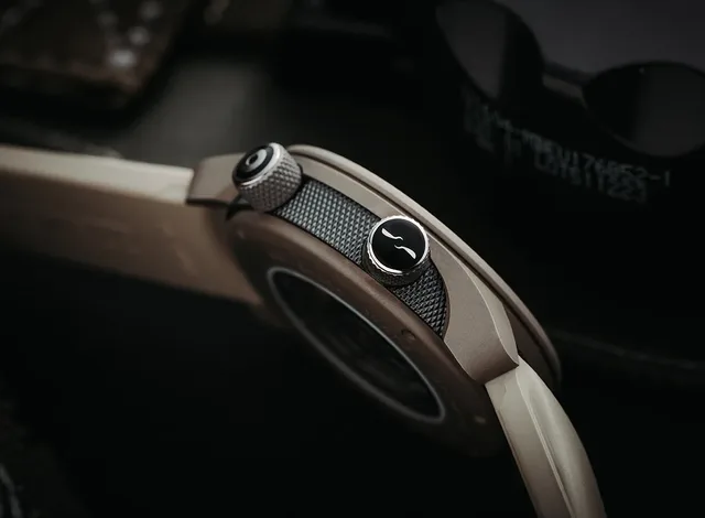 Bremont_MB_Savanna_side_crowns_1000