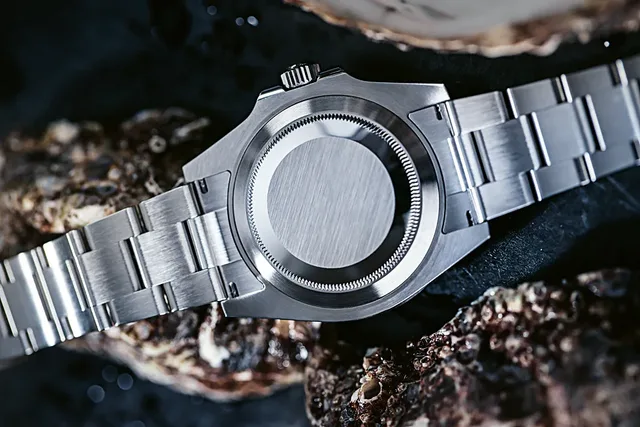 Rolex_Submariner_Date_LV_back_1000