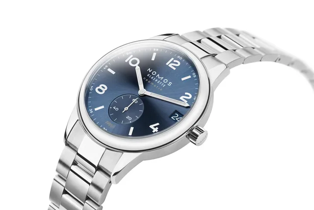 02-NOMOS-Club-Sport-_ik-42-Date-blue